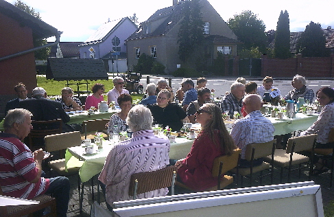 die 32 G�ste an der Kaffeetafel