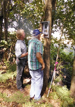 Manfred beim Einsetzen des Fotos Manfred beim Einsetzen des Fotos